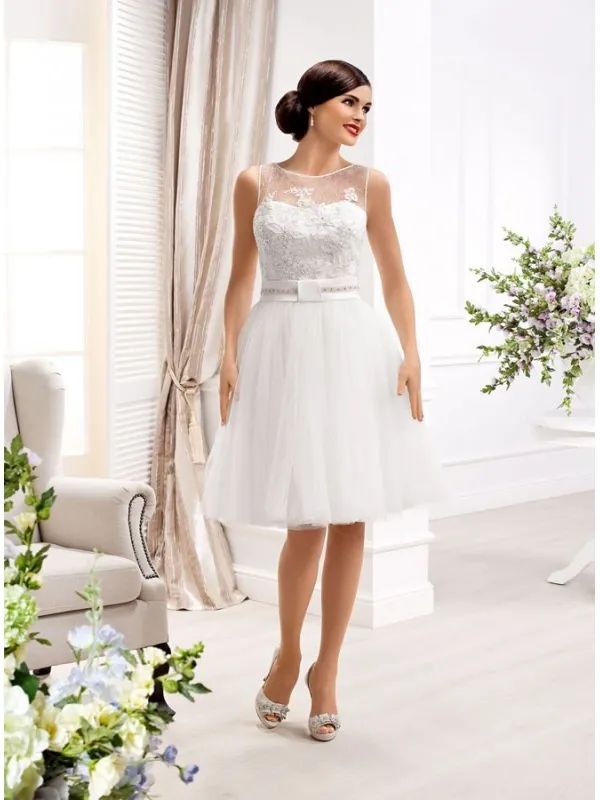 Abito da Sposa Corto con gonna in tulle e corpetto ricamato con cintura in vita