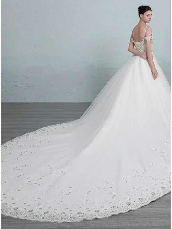 Abito da Sposa molto lavorato pieno di punti luce luminosi e gonna ampia