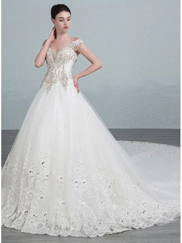 Abito da Sposa molto lavorato pieno di punti luce luminosi e gonna ampia