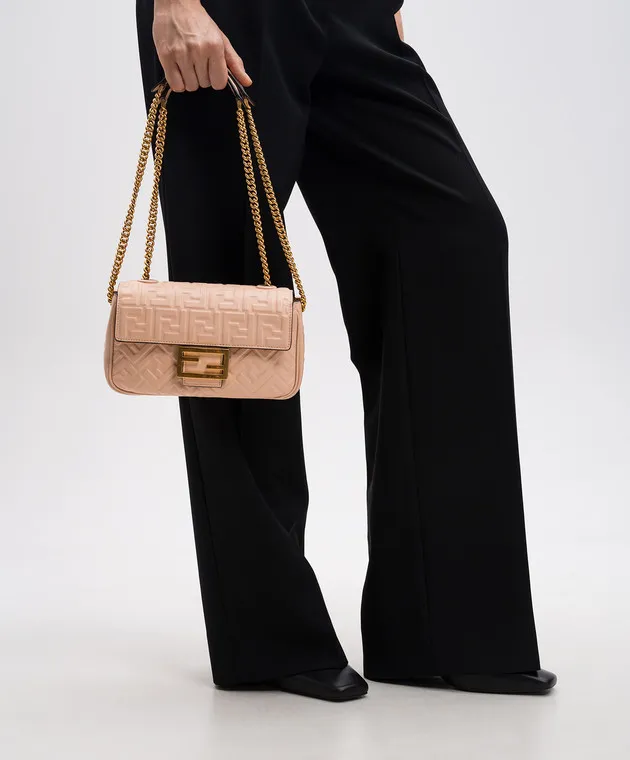 Fendi Borsa a tracolla midi con catena Baguette in pelle rosa 8BR793AH9C