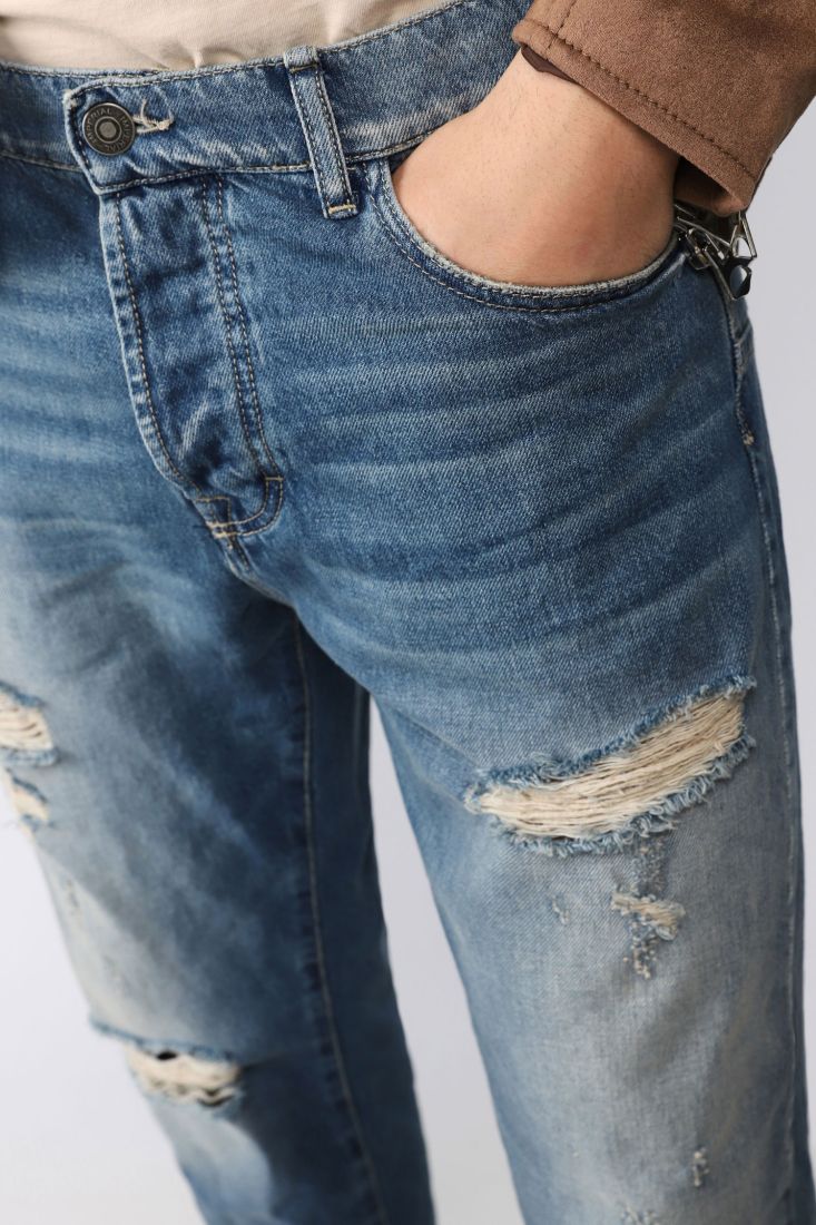 Jeans regular effetto délavé con abrasioni