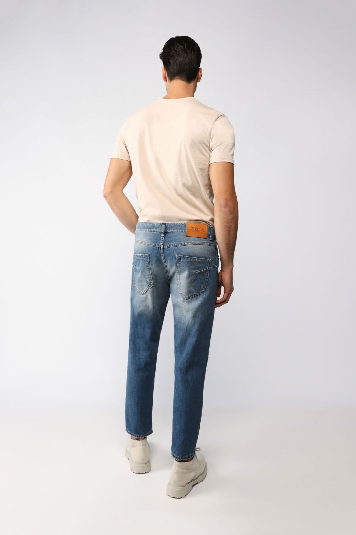 Jeans regular effetto délavé con abrasioni