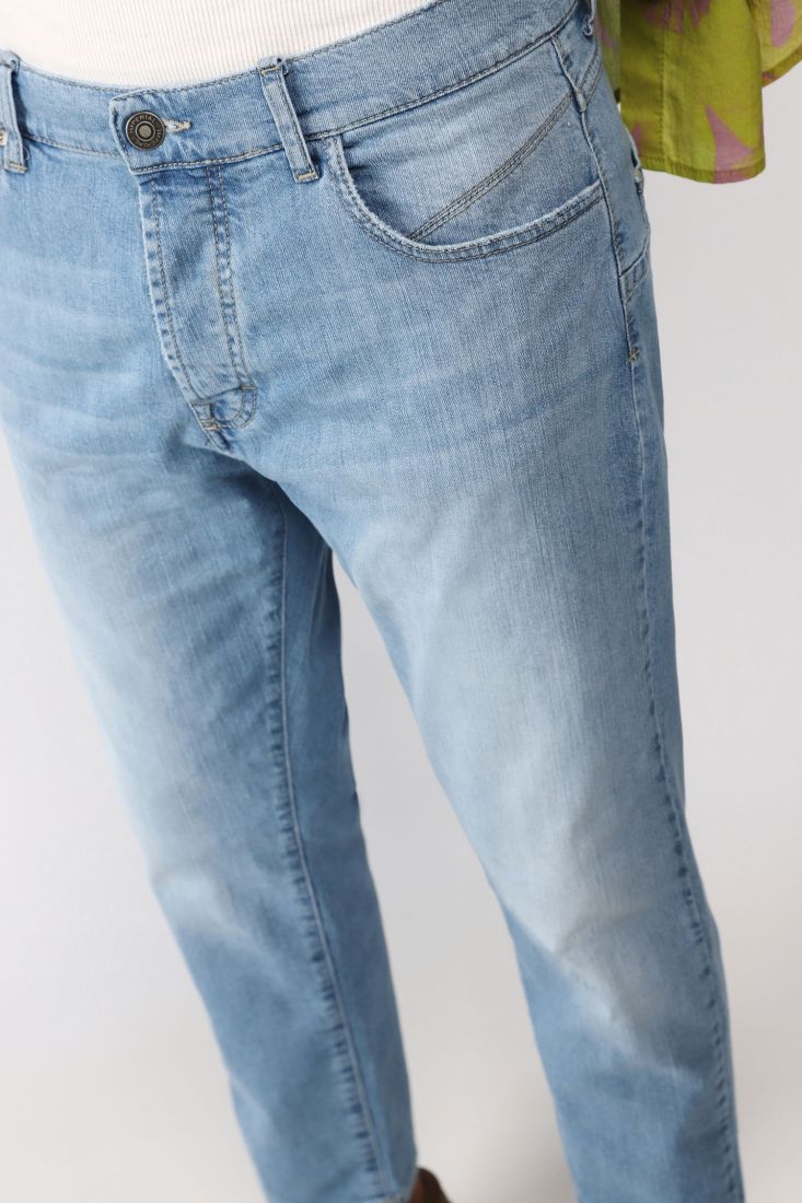 Jeans regular effetto délavé con cinque tasche