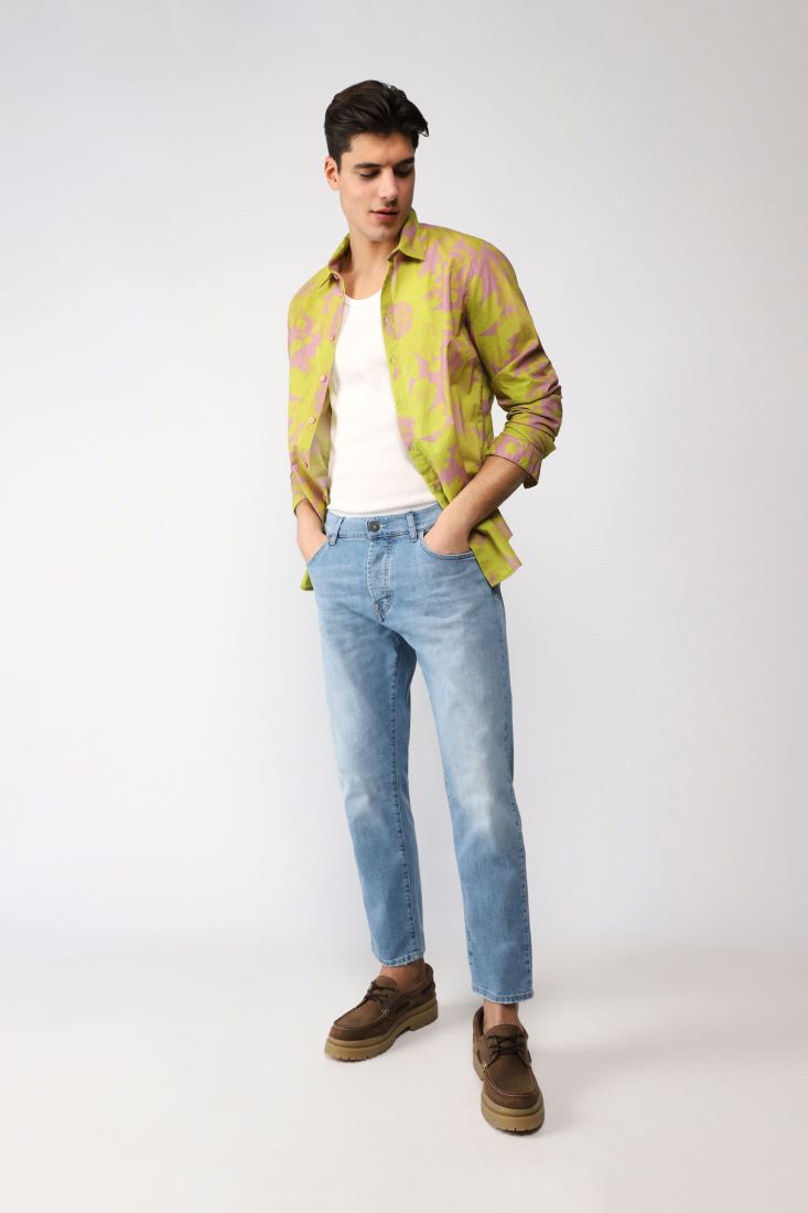 Jeans regular effetto délavé con cinque tasche