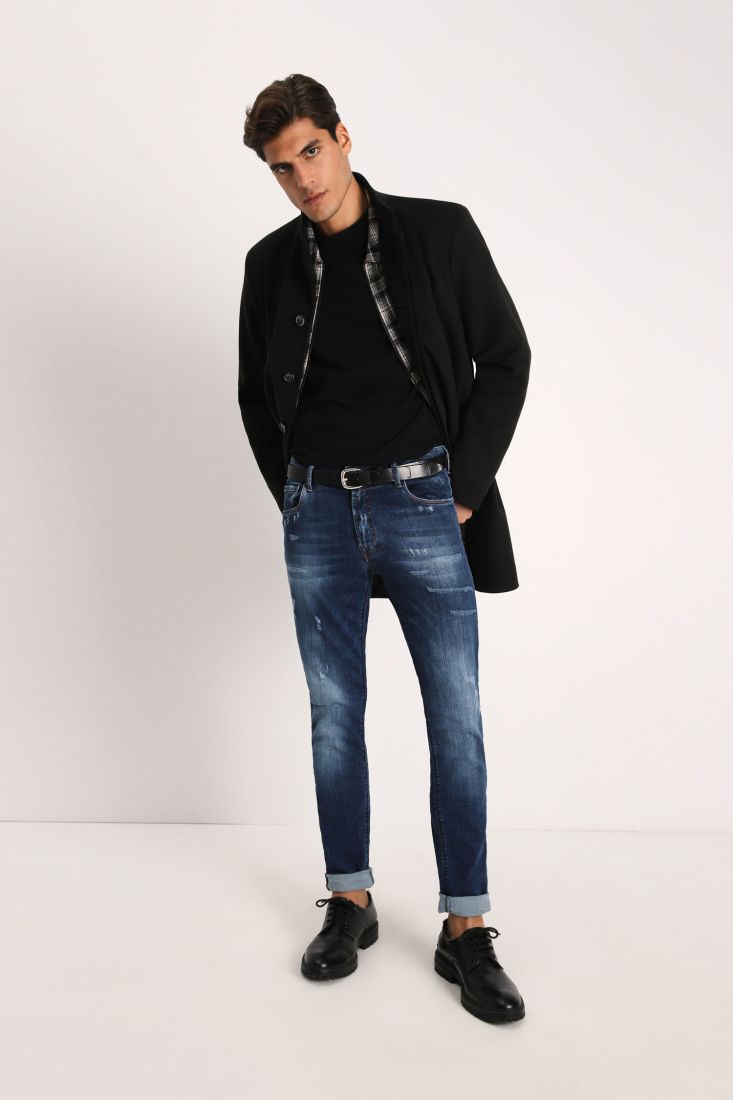 Jeans slim-fit effetto délavé con orli risvoltati