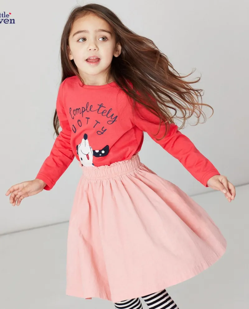 Le ragazze si adattano ai vestiti di gonna dei nuovi bambini di autunno a maniche lunghe