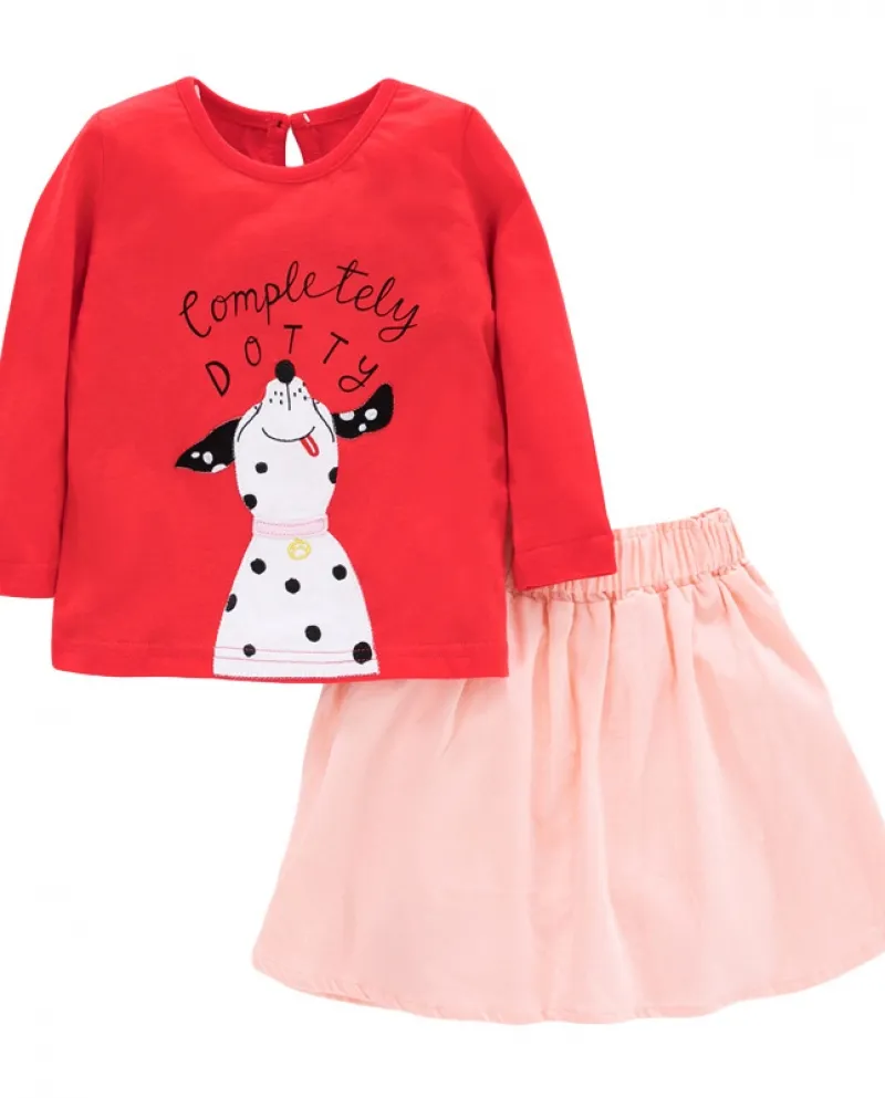 Le ragazze si adattano ai vestiti di gonna dei nuovi bambini di autunno a maniche lunghe