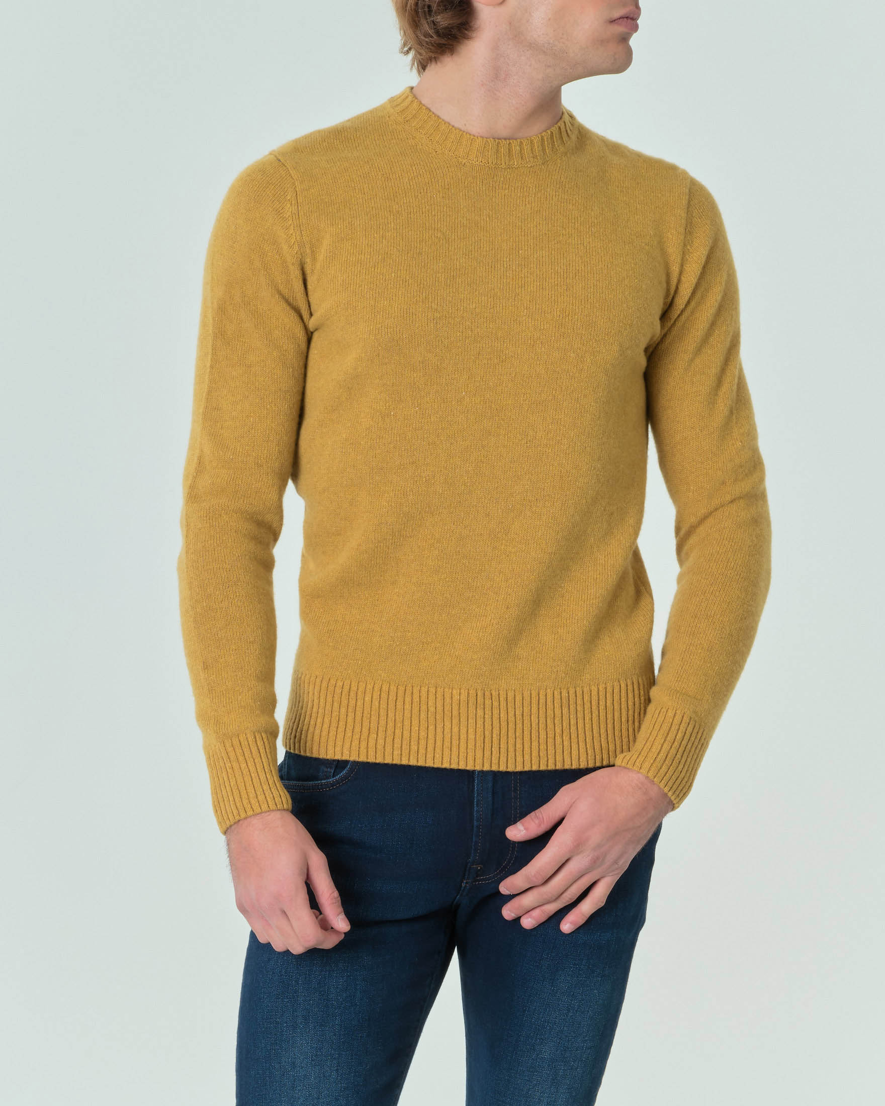 Maglione girocollo color senape tinta unita in lana finezza 7