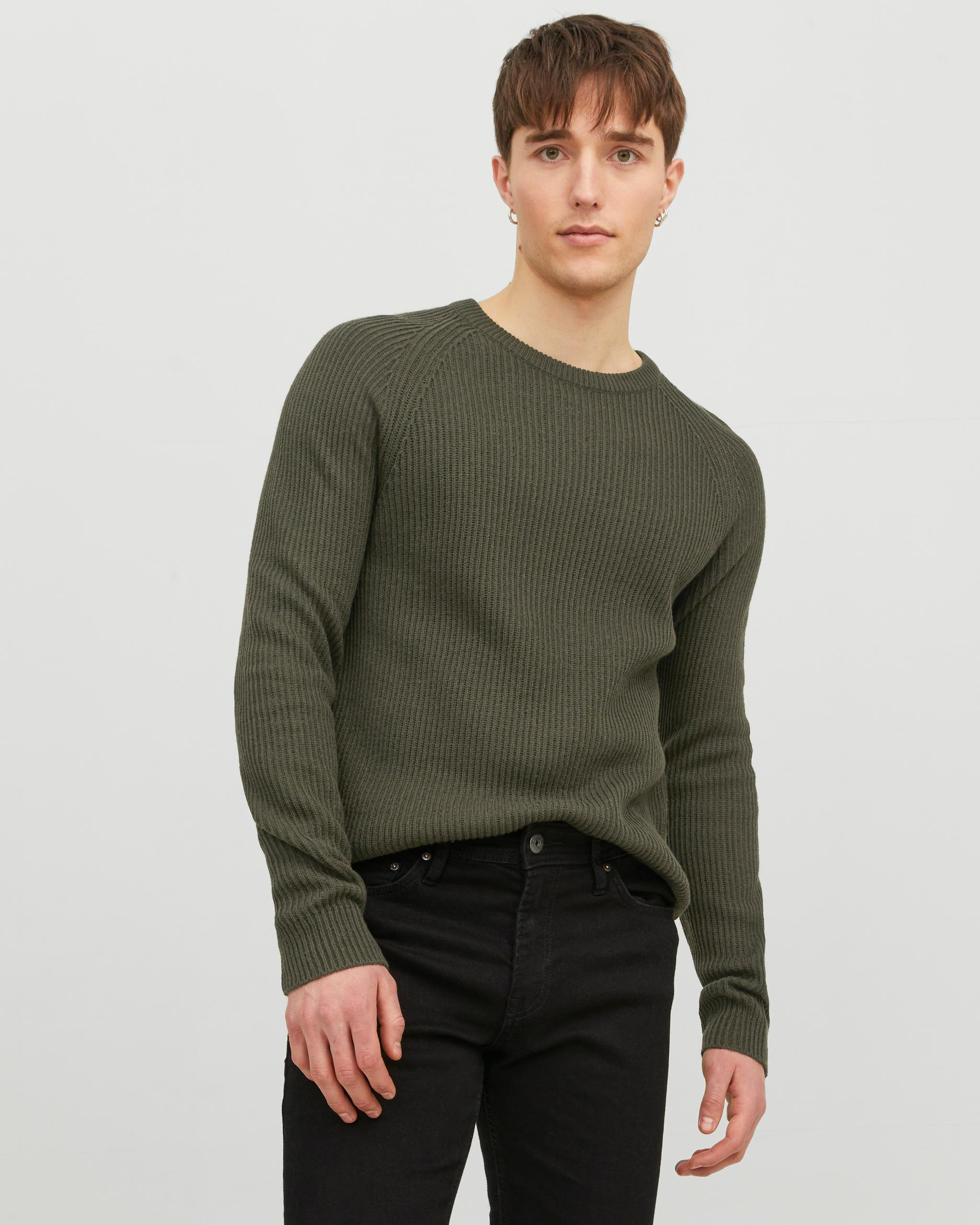 Maglione verde militare girocollo in misto cotone a coste con manica raglan