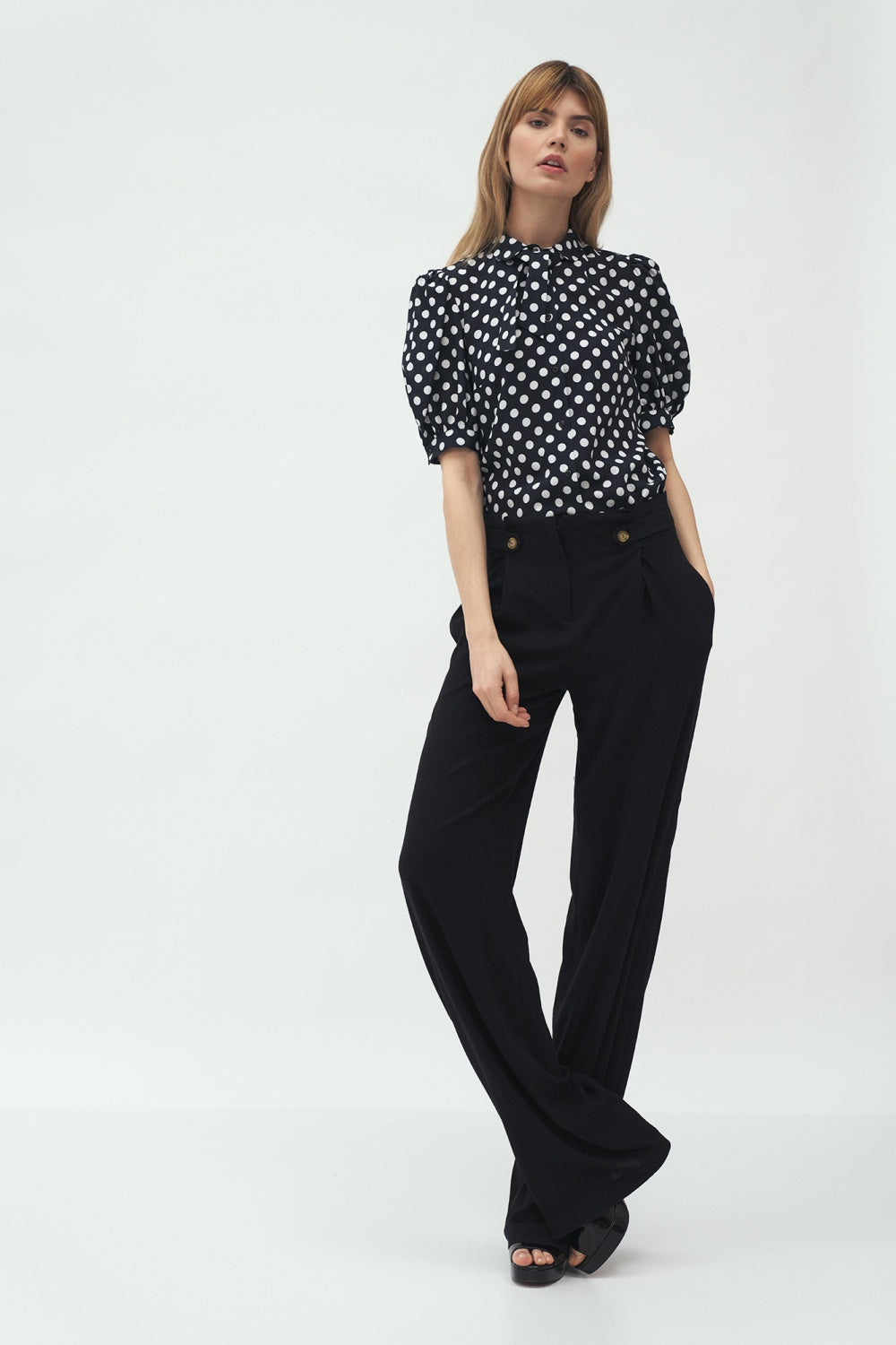 Pantaloni da donna model 153689 Nife