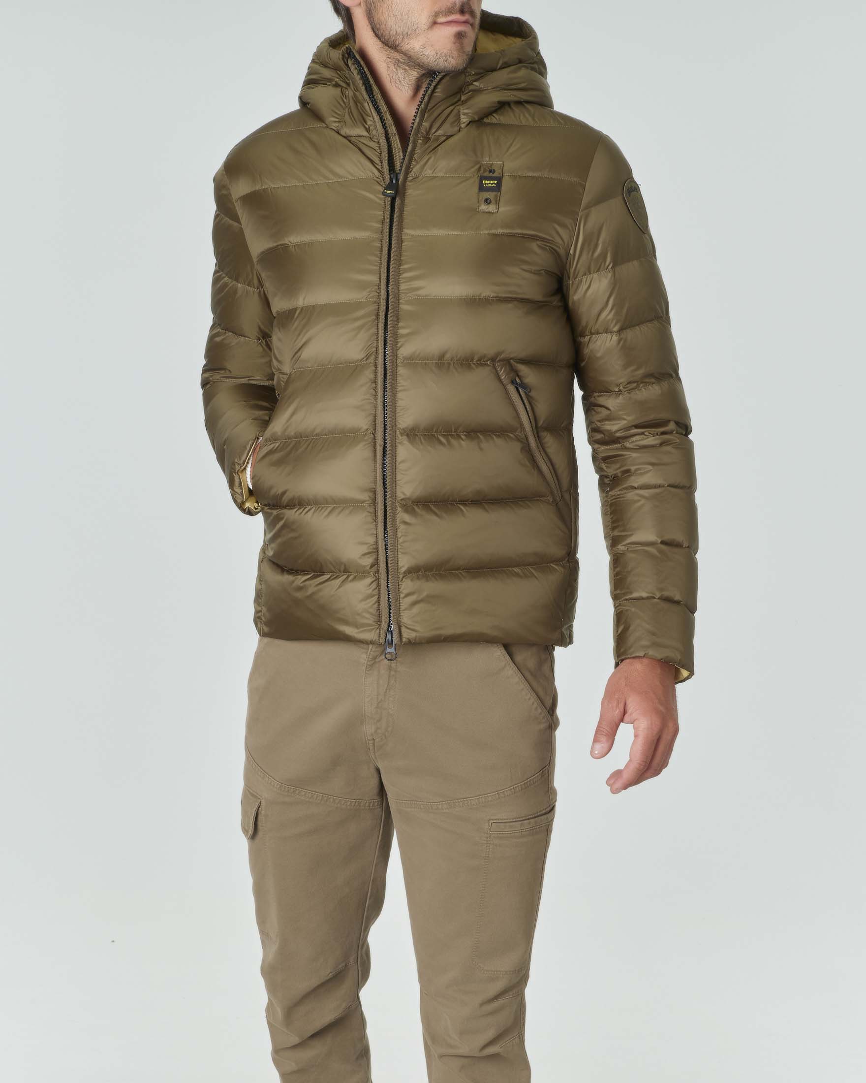 Piumino verde militare in nylon opaco con cappuccio fisso e interno giallo