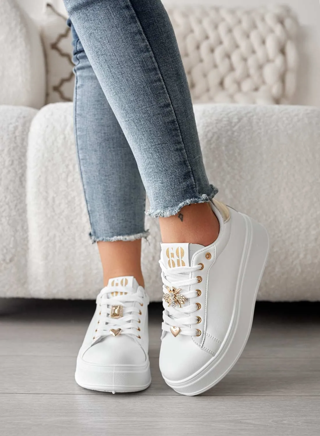 SABINA - Sneakers bianche con applicazioni gioiello e retro oro