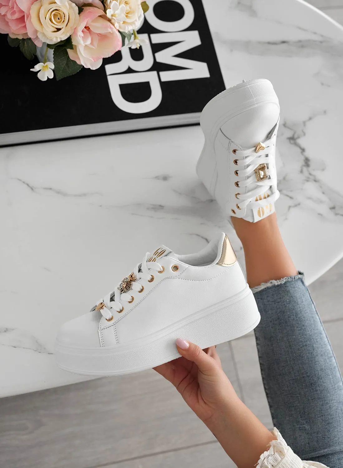 SABINA - Sneakers bianche con applicazioni gioiello e retro oro