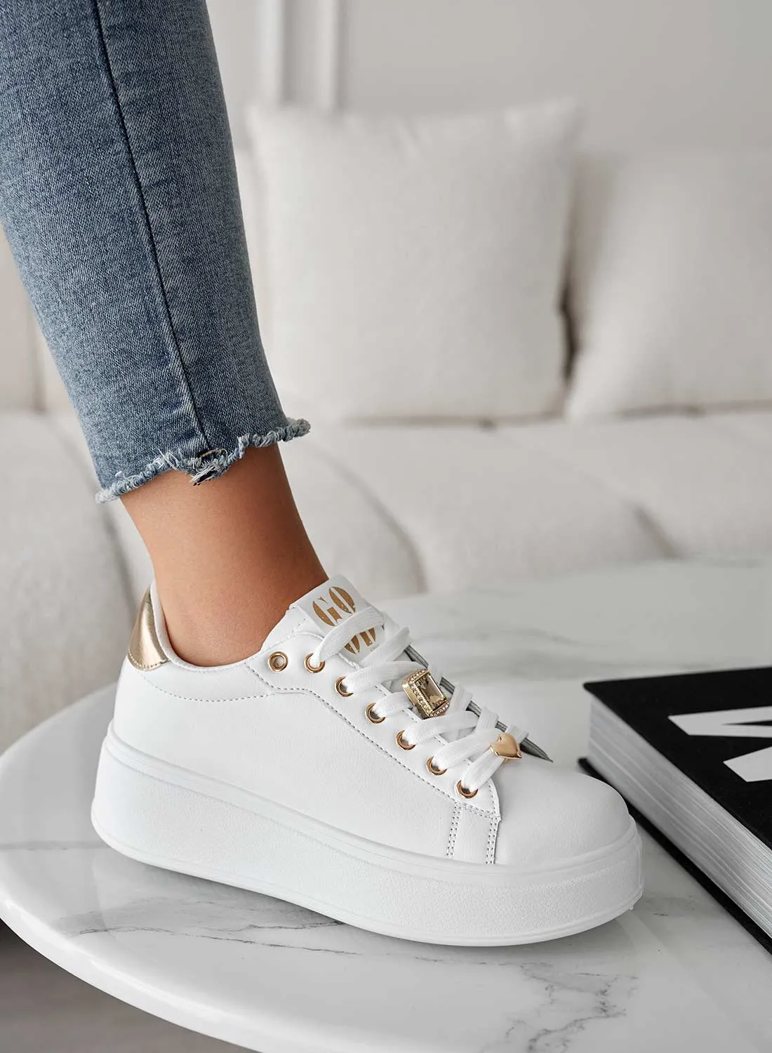 SABINA - Sneakers bianche con applicazioni gioiello e retro oro