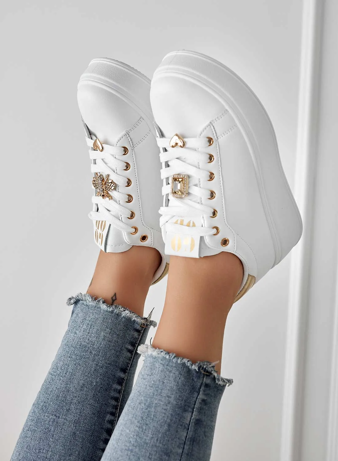 SABINA - Sneakers bianche con applicazioni gioiello e retro oro