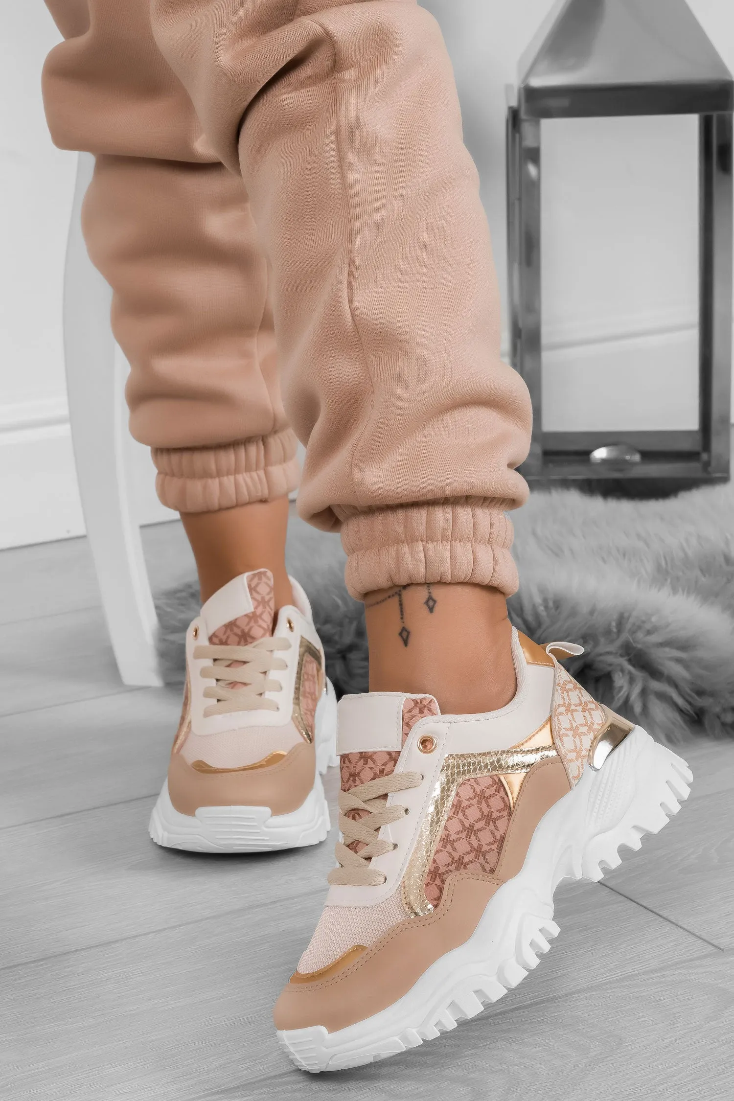 Sneakers camel con rifiniture oro