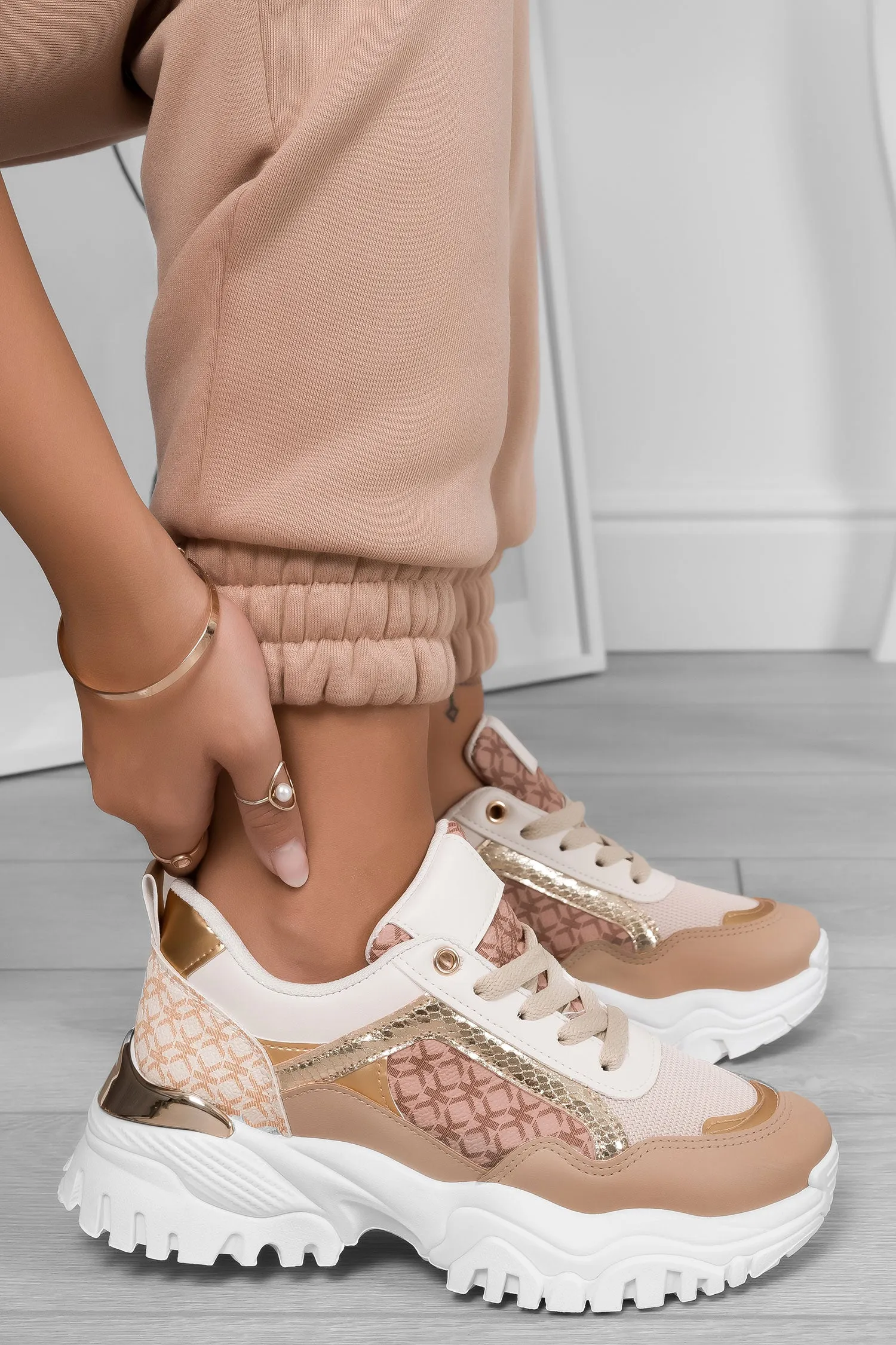 Sneakers camel con rifiniture oro